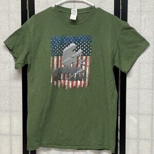 Veteran Kneeling Soldier US Flag Graphic Cotton Tee Shirt M Green Short Sleeve